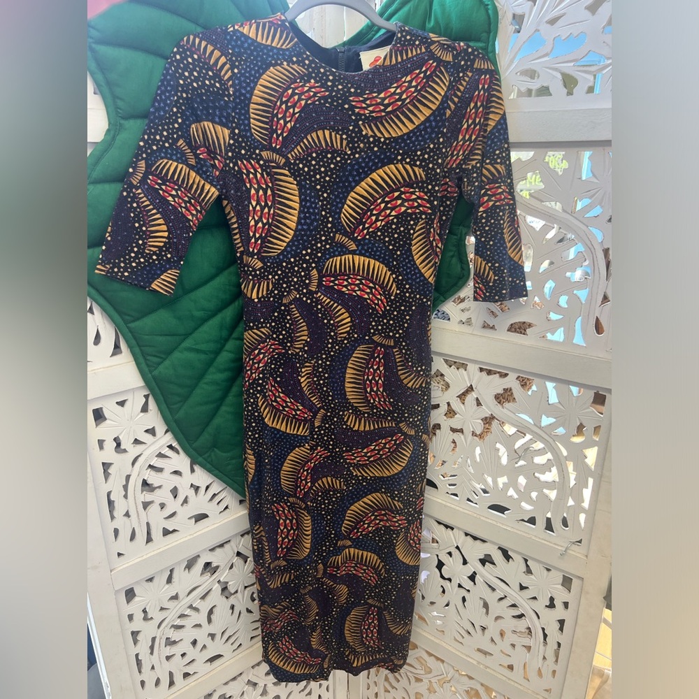 Farm Rio colorful body con 3/4 sleeve dress. Zipper back. Size XS. Black/red